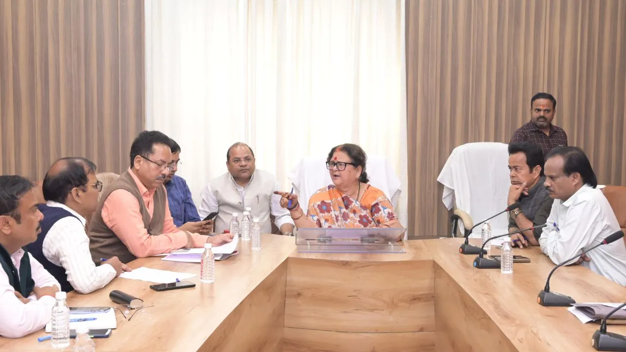 कानपुर में इस मामले में महापौर नाराज...बाबू को फटकार लगाते हुए हटाया: कुल इतने कर्मचारियों पर हुई कार्रवाई...