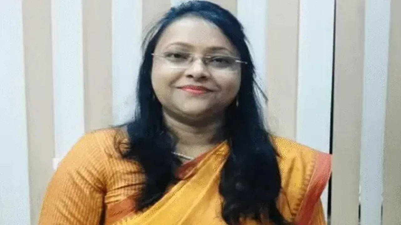 Lucknow Vigilance  टीम ने महिला PCS किरण चौधरी को रिश्वत लेते रंगे हाथ पकड़ा