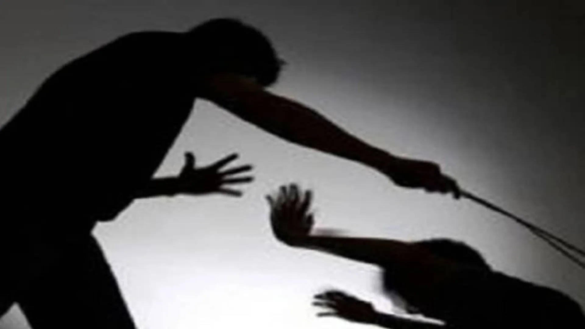 बदायूं: शराब के नशे में पड़ोसी की क्रूरता, बच्ची का हाथ तोड़ दिया