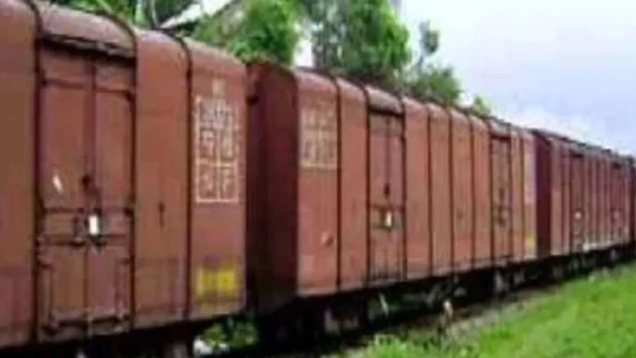 Kanpur: अनवरगंज स्टेशन से रेंगी मालगाड़ी, क्रॉसिंगों पर लगा भीषण जाम, गेट खुलने पर यातायात का लोड निकल भी नहीं पाया