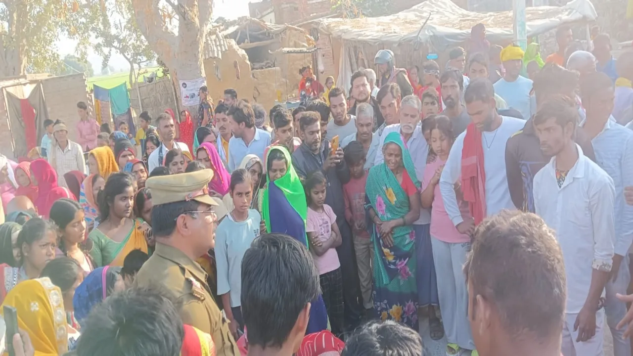 मिर्जापुर : तेज रफ्तार ट्रेलर ने साइकिल सवार को कुचला, सड़क पर शव रख आक्रोशित परिजनों ने लगाया जाम