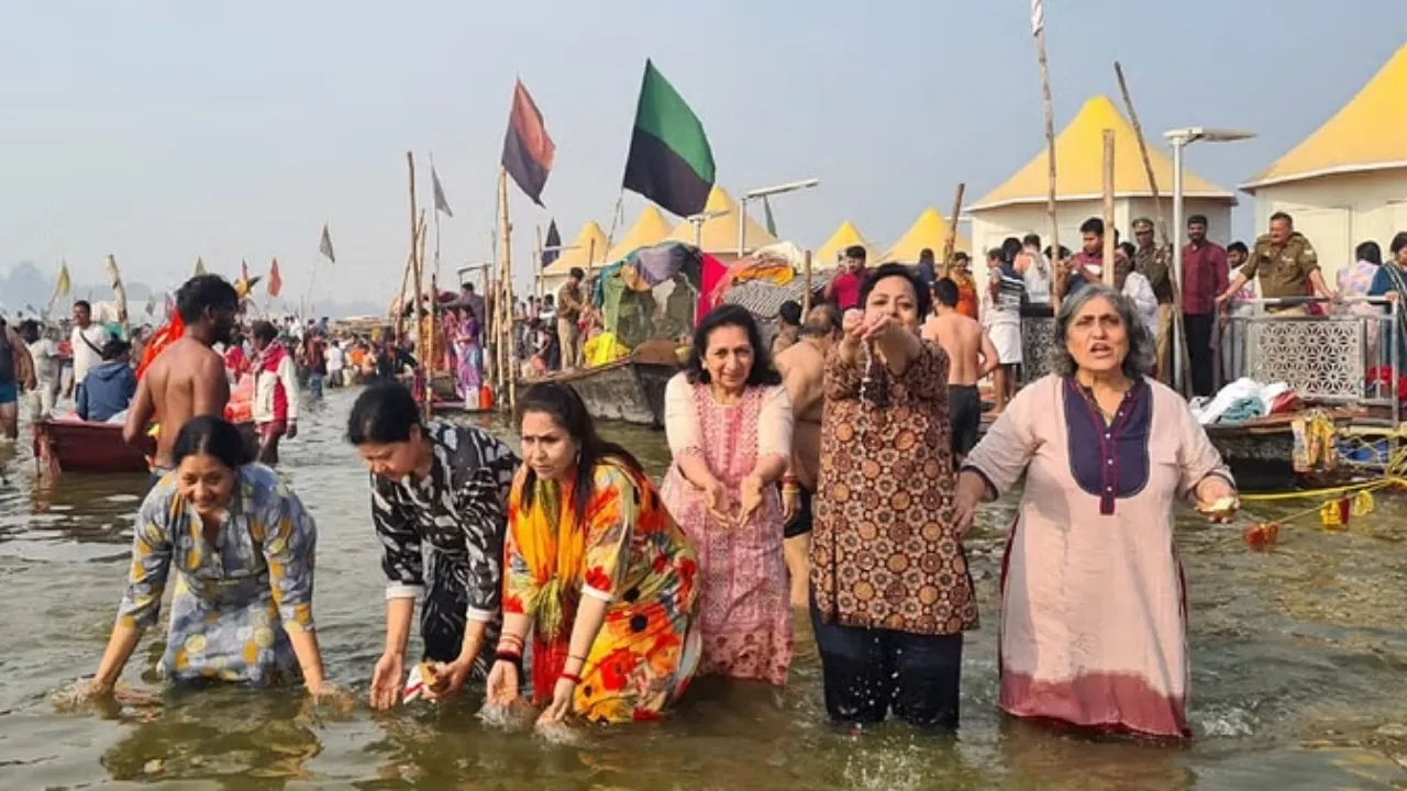 Maha Kumbh 2025 : मुख़्तार अब्बास नकवी की पत्नी सीमा नकवी ने किया संगम स्नान