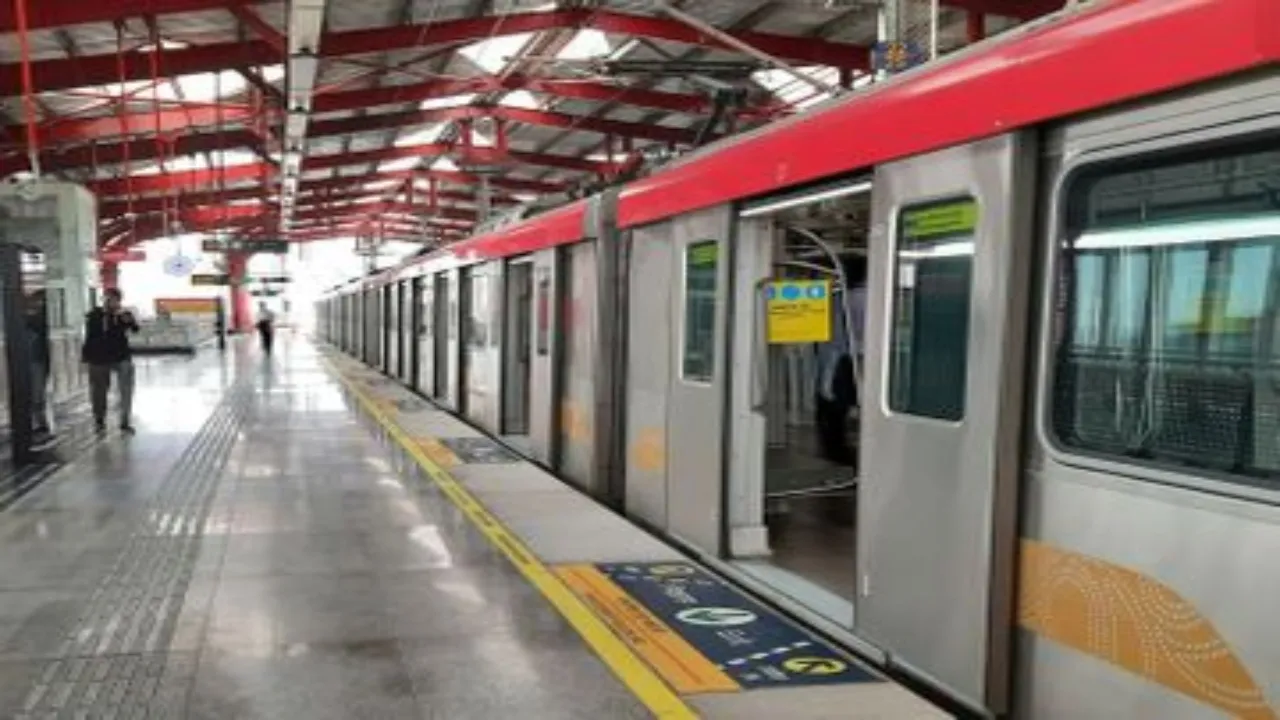 Lucknow News : लखनऊ मेट्रो सेवा की एक लाइन ठप, सैकड़ों यात्री परेशान, तकनीकी खराबी बनी वजह 