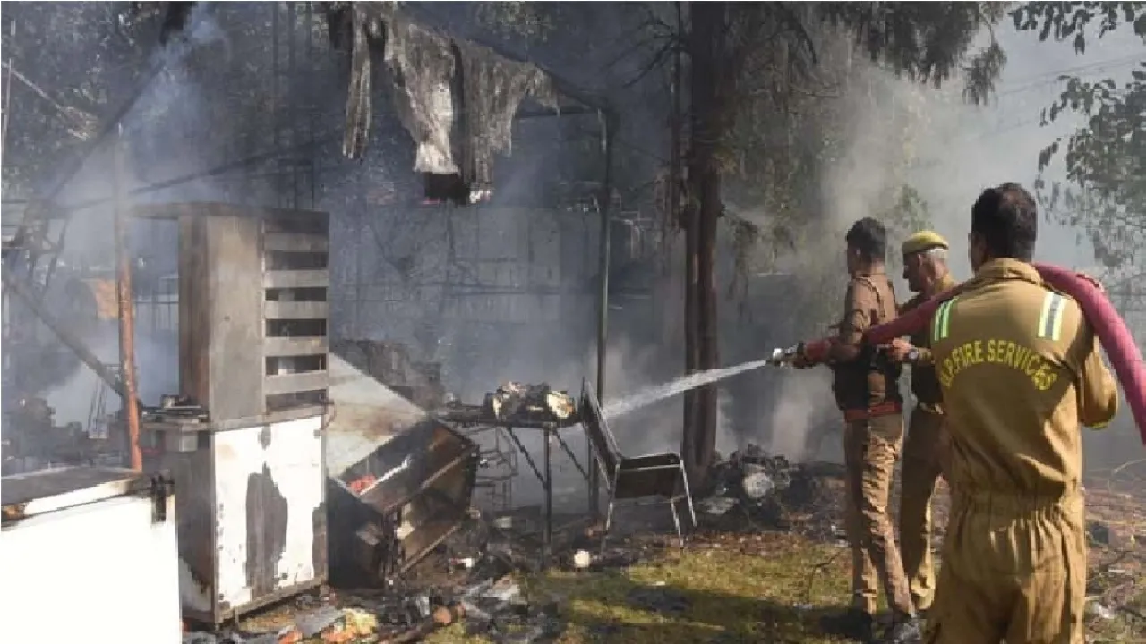 Lucknow fire incident : यूनीफार्म की दुकान और सनतकदा मेले में आग लगने से भगदड़   
