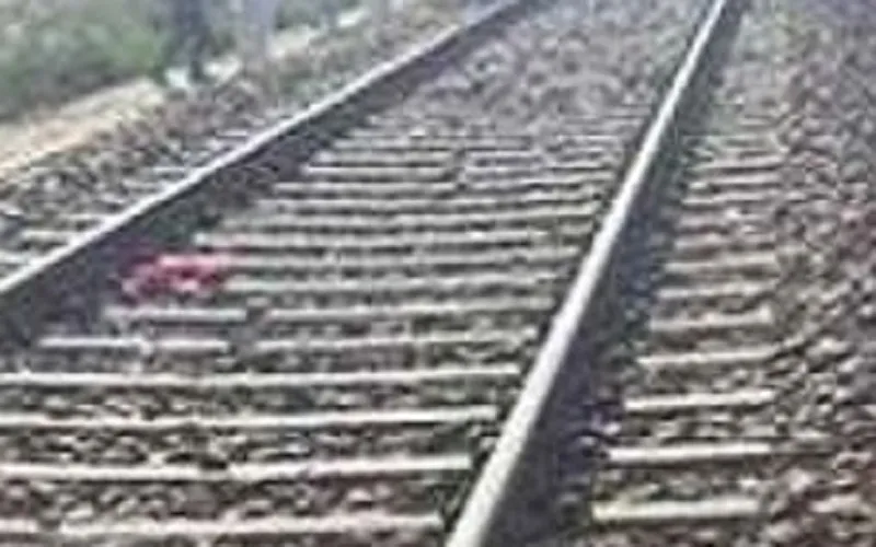 Amroha : युवक ने पहले बनाया VIDEO, फिर ट्रेन से कटकर दी जान...कंपनी के अधिकारियों से परेशान होकर उठाया आत्मघाती कदम 