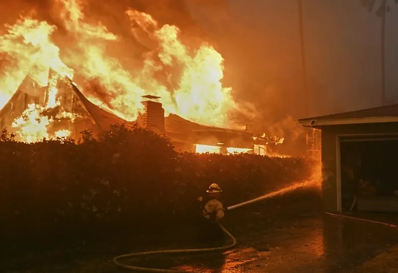 दिल्ली: द्वारका मोड़ इलाके में लगी भीषण आग, 30 झुग्गियां व दो फैक्ट्रियां और कई दुकानें जलकर खाक 