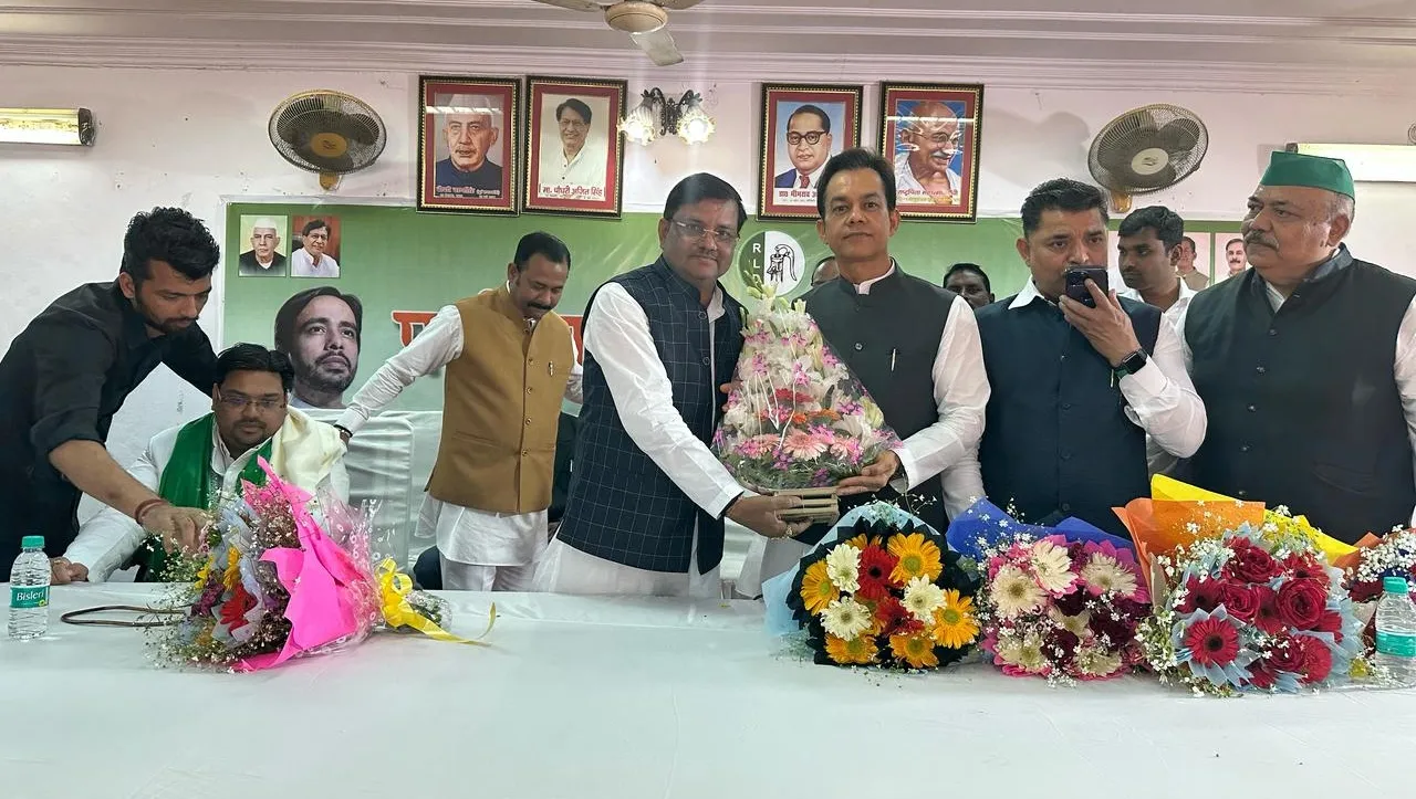 संगठन को मजबूत करने में जुटी आरएलडी : पार्टी कार्यालय पर आयोजित किया सदस्यता समारोह