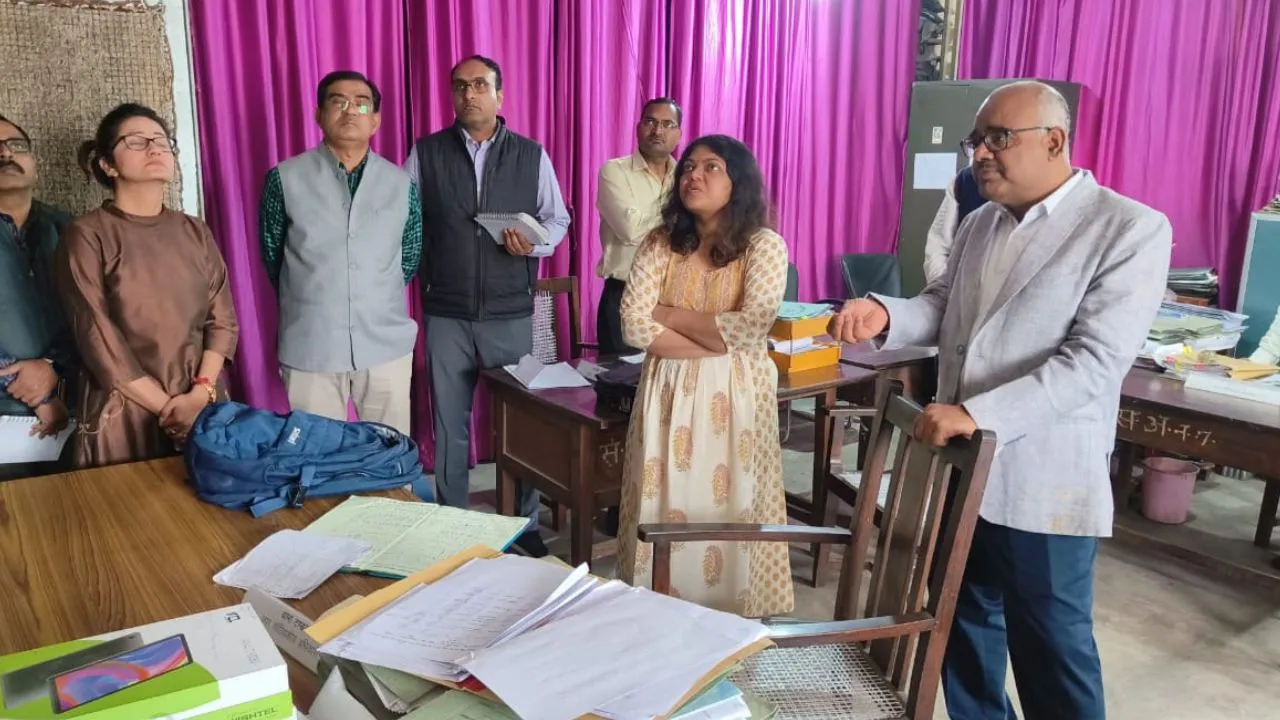 विकास भवन कानपुर डीएम निरीक्षण 1