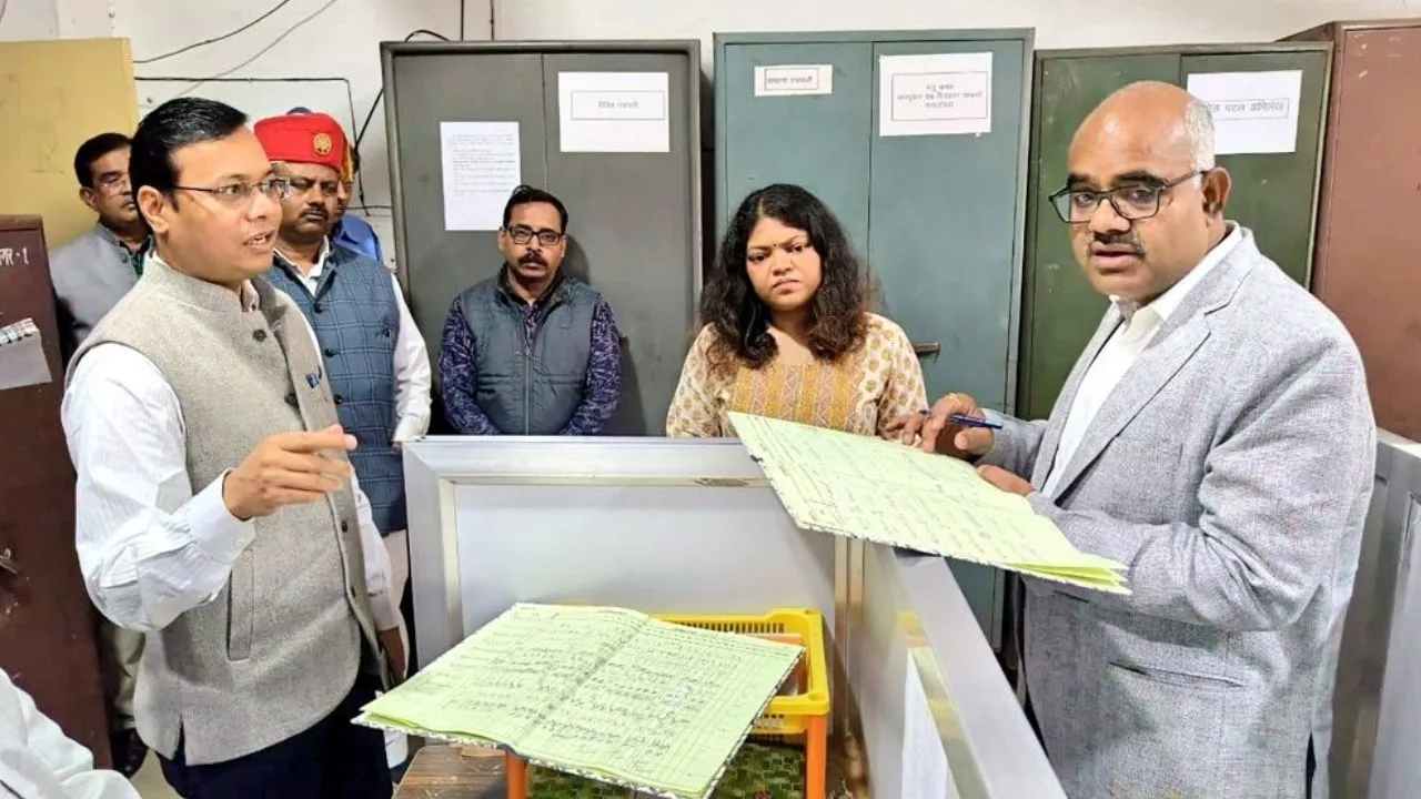कानपुर DM ने विकास भवन का किया निरीक्षण: ये कर्मचारी मिले अनुपस्थित, शौचालयों में लटका मिला ताला, इनको नोटिस जारी