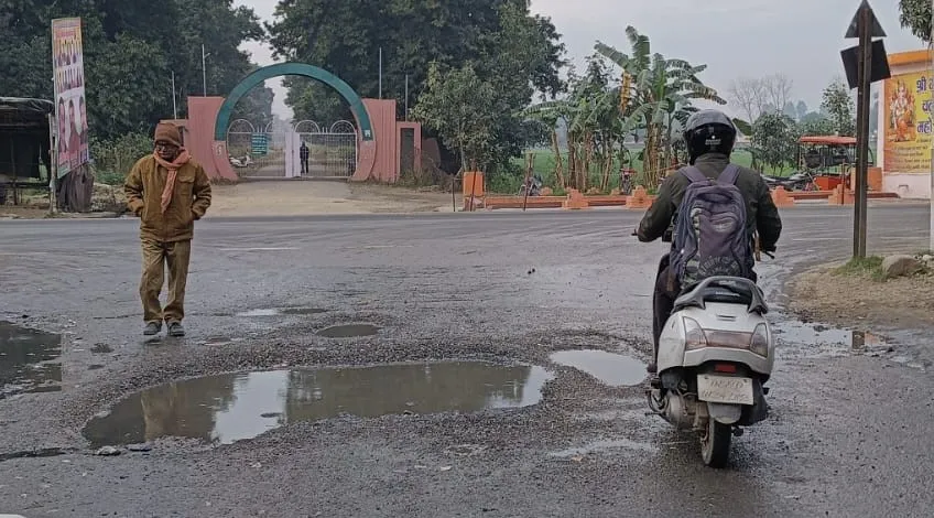 मुख्यमंत्री के सड़कों को गड्ढा मुक्त करने के निर्देश देने के बावजूद अधिकारी लापारवाह 