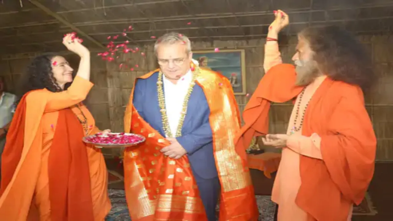 Maha Kumbh 2025 : यूनेस्को के निदेशक टिम कर्टिस ने किया संगम में स्नान