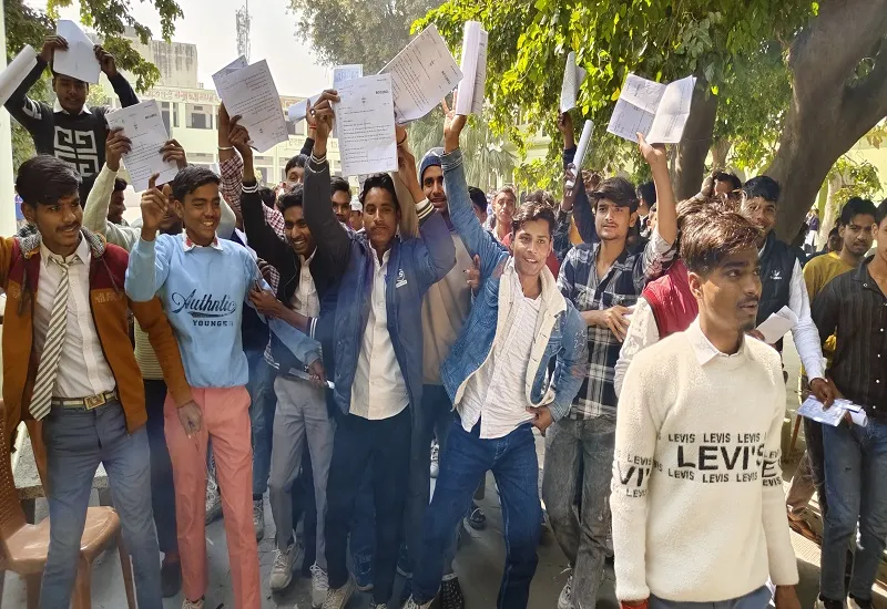 संभल : कड़ी निगरानी और सुरक्षा में 10वीं के परीक्षार्थियों ने दी हिंदी की परीक्षा, खिले चेहरे 