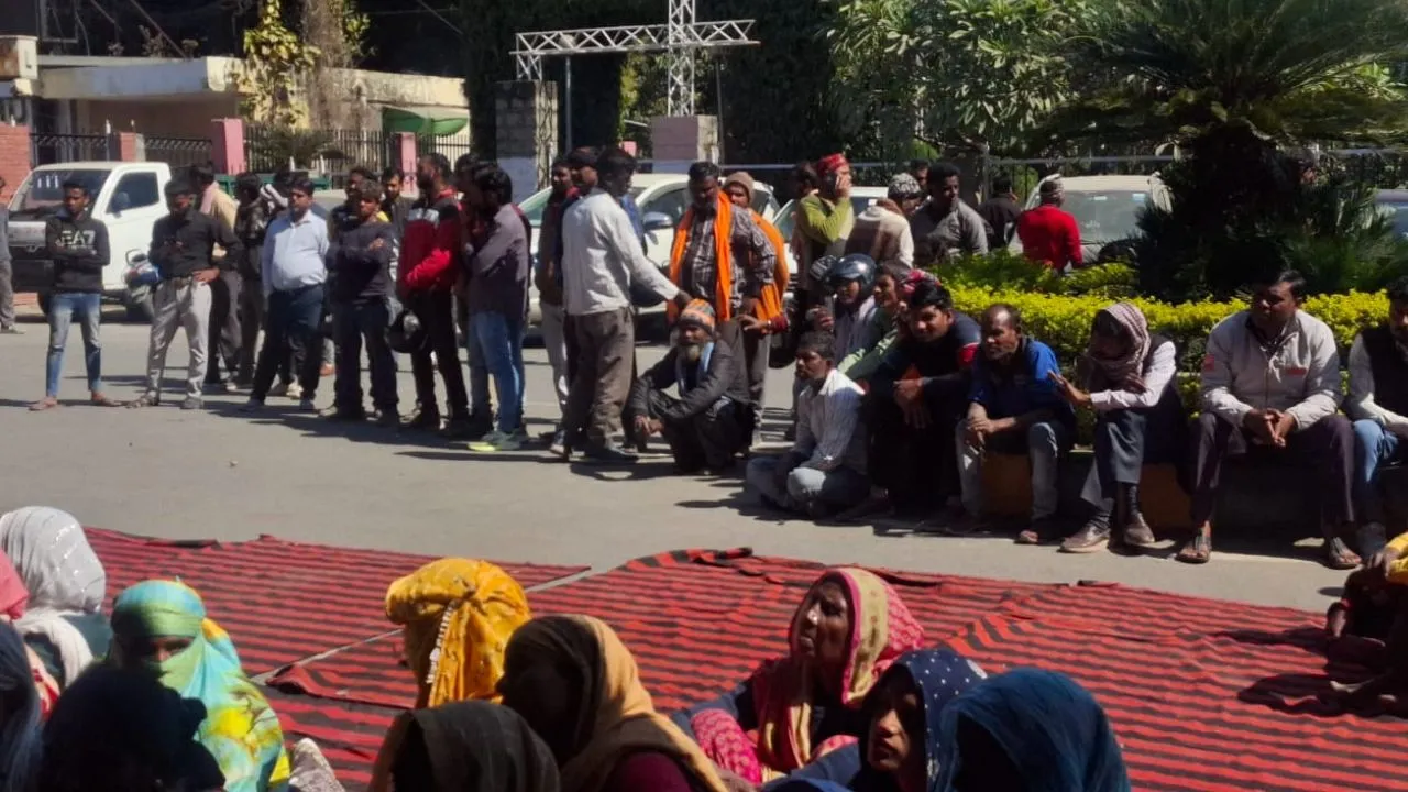 संयुक्त कर्मचारी कानपुर 1