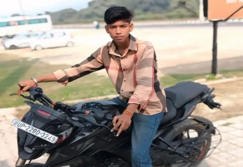 रामपुर : सड़क हादसे में कक्षा 11 के छात्र की मौत, तेज रफ्तार कार ने बाइक में मारी टक्कर