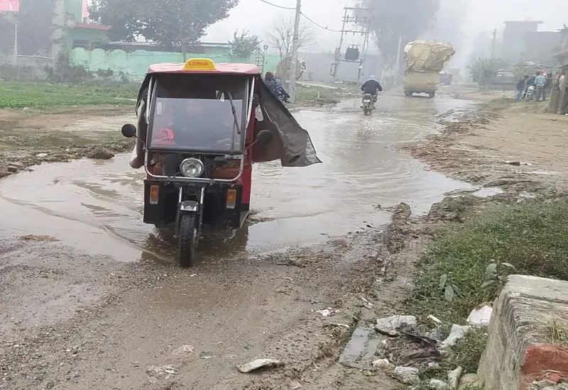 मुरादाबाद : ये स्वीमिंग पूल नहीं, गोविंदपुर- सक्टूनगला मार्ग पर गड्ढों में भरा पानी है जनाब!  