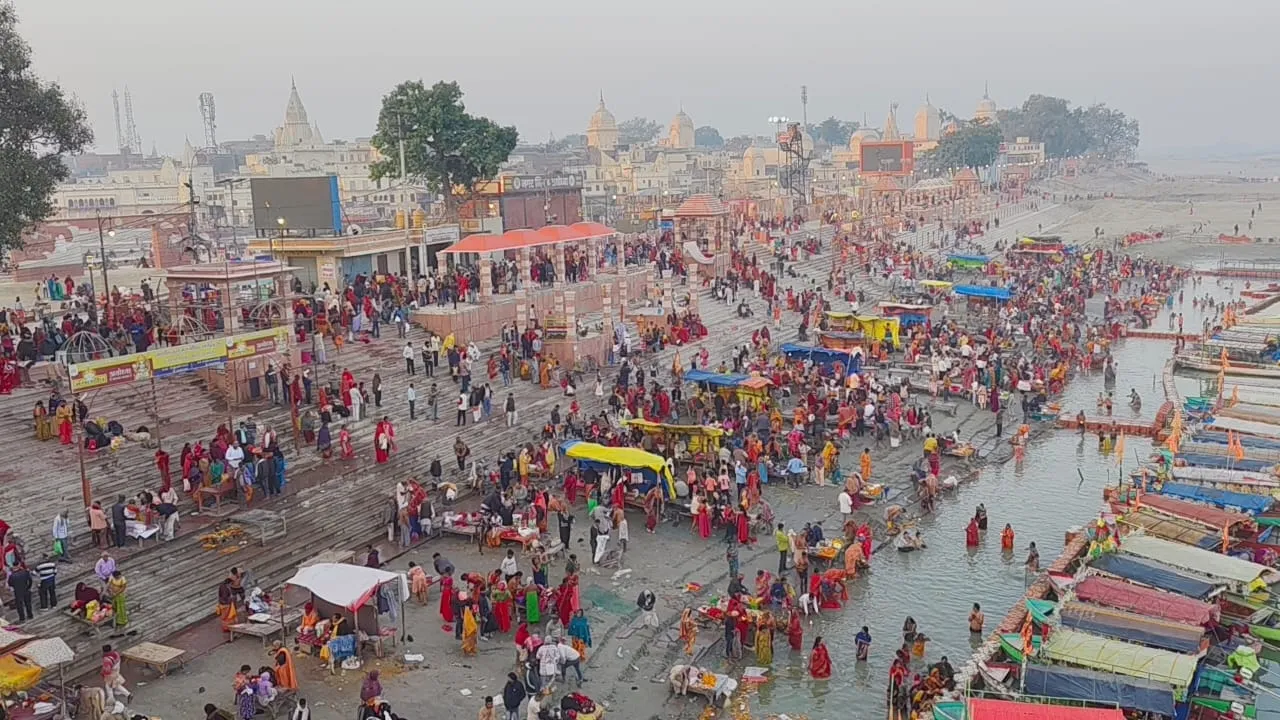 Magh Purnima : अयोध्या में आस्था का महाकुंभ, आठ लाख श्रद्धालुओं ने सरयू में लगाई डुबकी