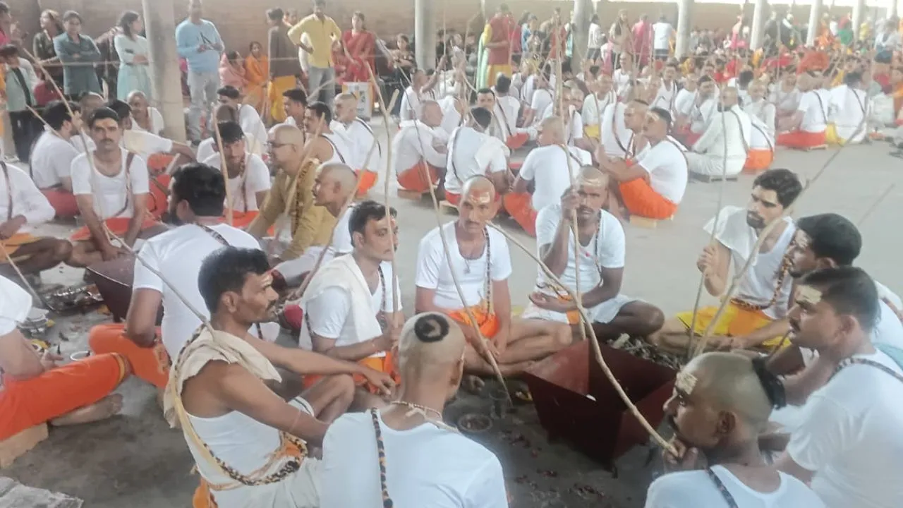  कानपुर के कुष्मांडा देवी मंदिर में सामूहिक यज्ञोपवीत संस्कार का हुआ आयोजन: 72 बटुकों का संपन्न हुआ संस्कार