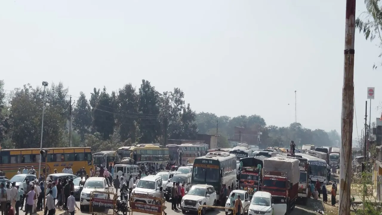 Ayodhya News : अयोध्या-प्रयागराज मार्ग पर भीषण जाम, हजारों वाहन फंसे