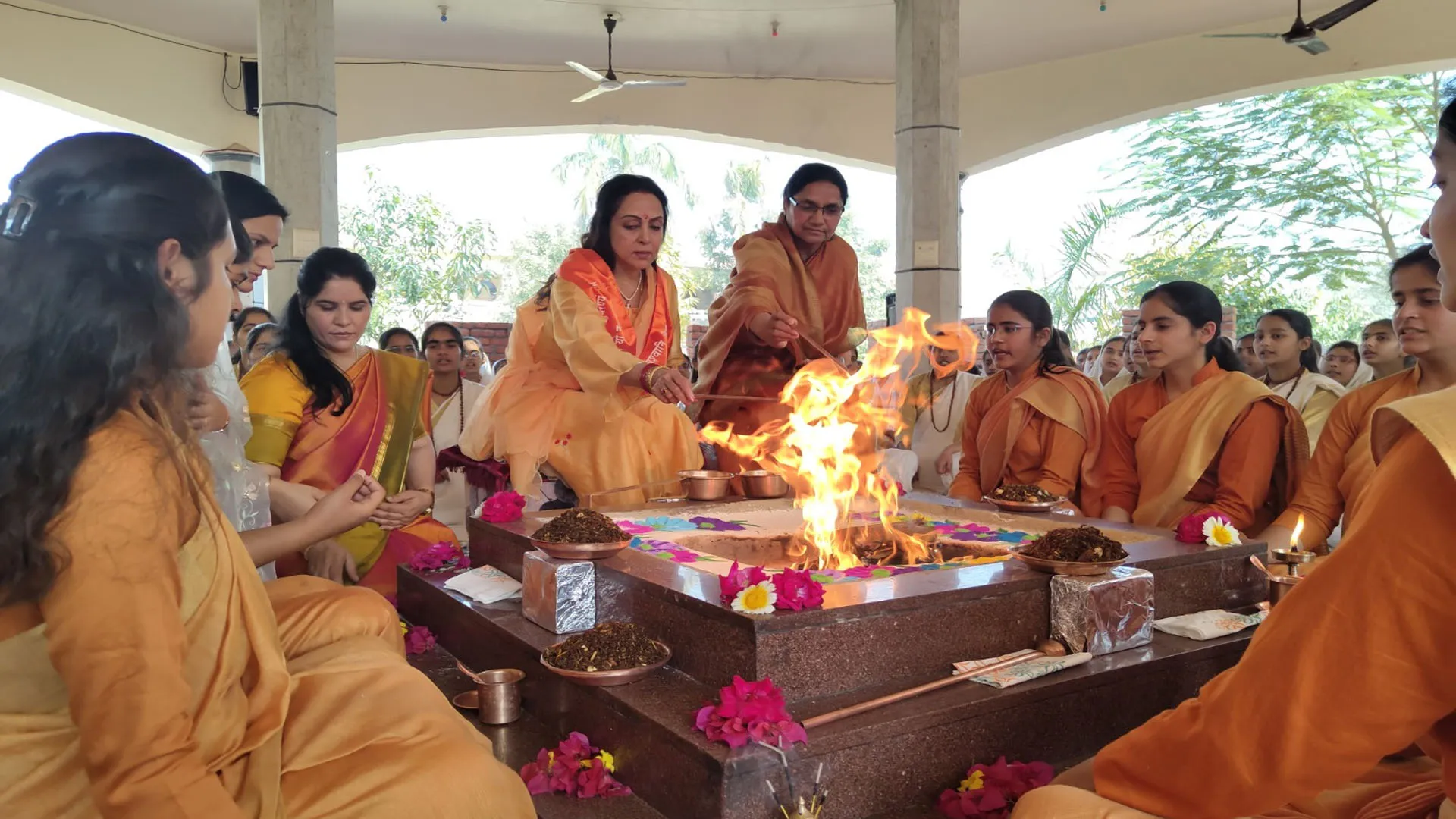 चोटीपुरा में गुरुकुल के संस्कारों से अभिभूत दिखीं हेमा मालिनी  