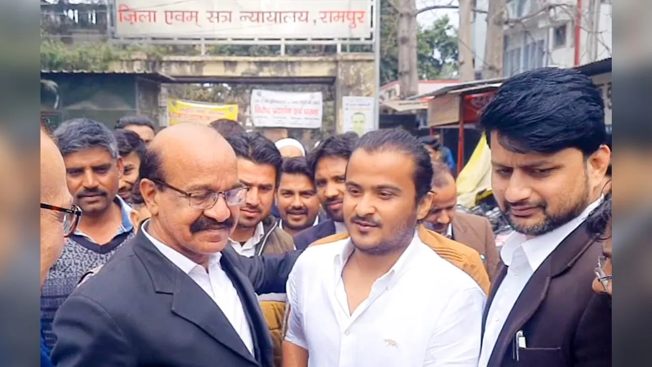 रामपुर: क्वालिटी बार और किसानों से जुड़े मामलों में पेशी को अदालत पहुंचे अब्दुल्ला 