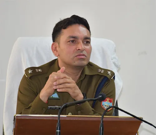 चप्पे-चप्पे पर पुलिस की नजर, पास वालों को ही स्टेडियम में एंट्री