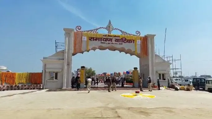 Bareilly: दो लाख फूलों से सजी रामायण वाटिका, शिवलिंग और राम मंदिर की झलक देखने को लोगों की उमड़ी भीड़