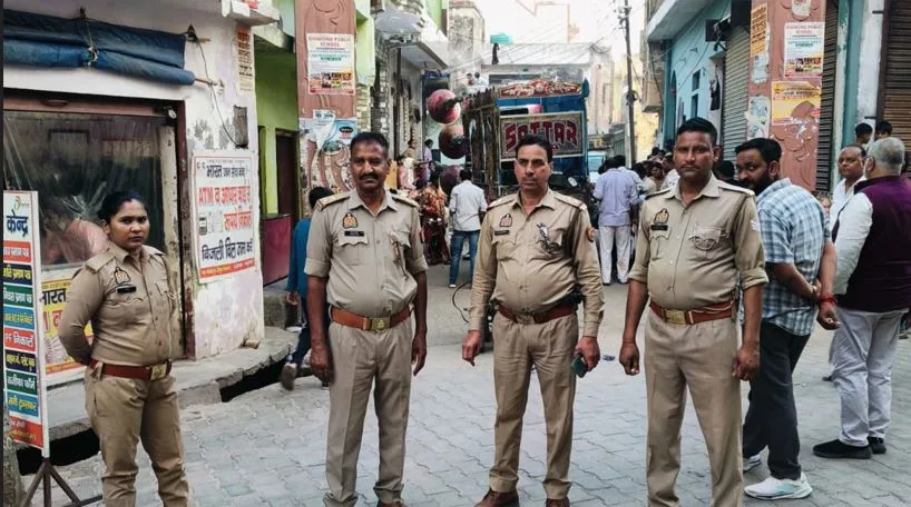 कासगंज: सड़क किनारे मिला युवक का शव, क्षेत्र में फैली सनसनी