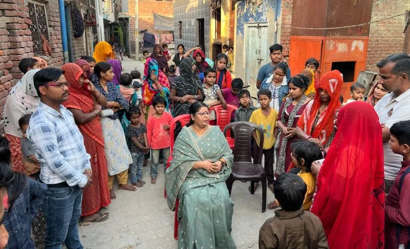 कासगंज: दुष्कर्म पीड़िता के परिजनों से मिलीं राज्य महिला आयोग की सदस्य, हरसंभव मदद का दिया आश्वासन