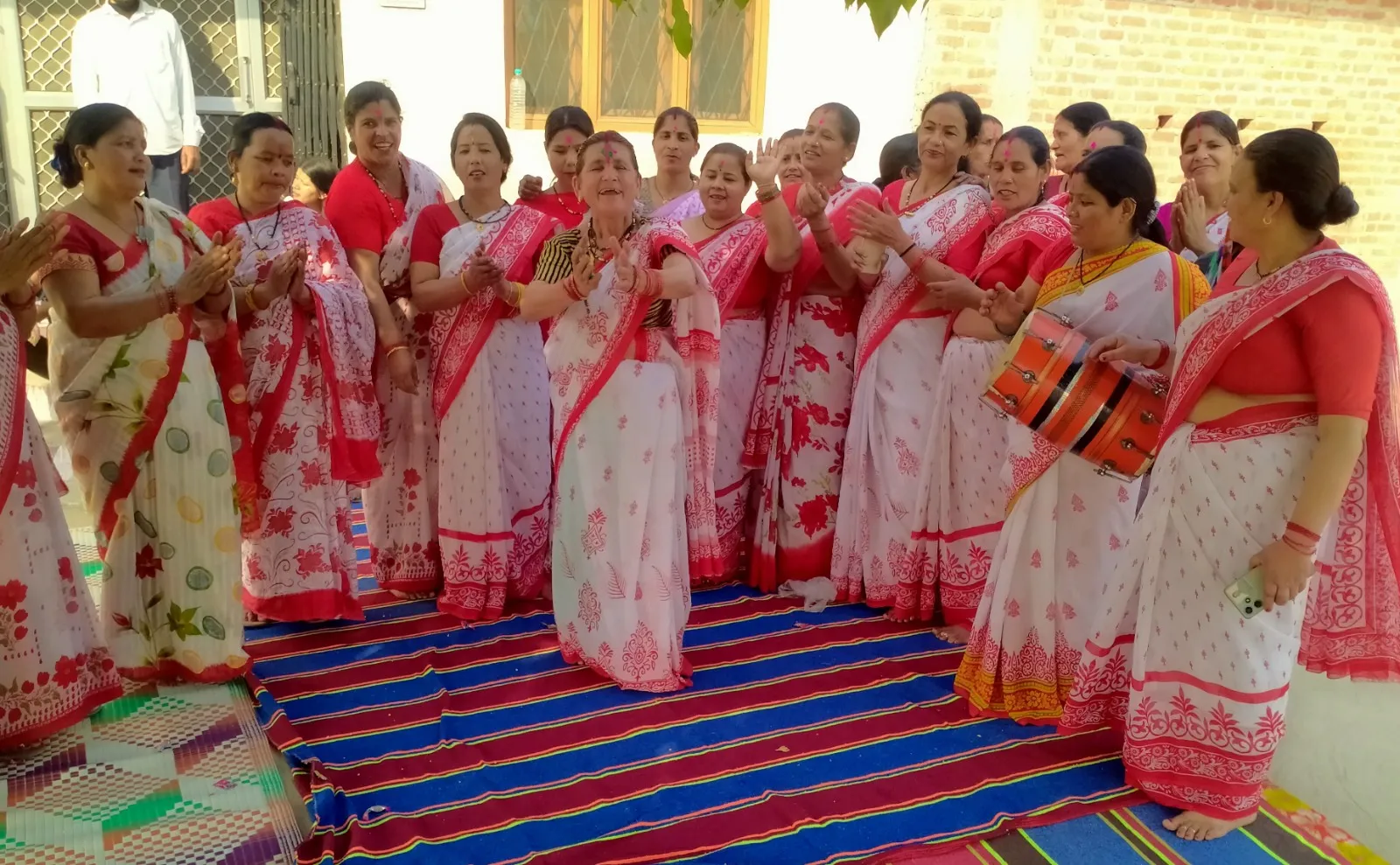 मेरो रंगीलो देवर घर आयो छ......पर झूमीं महिलाएं 