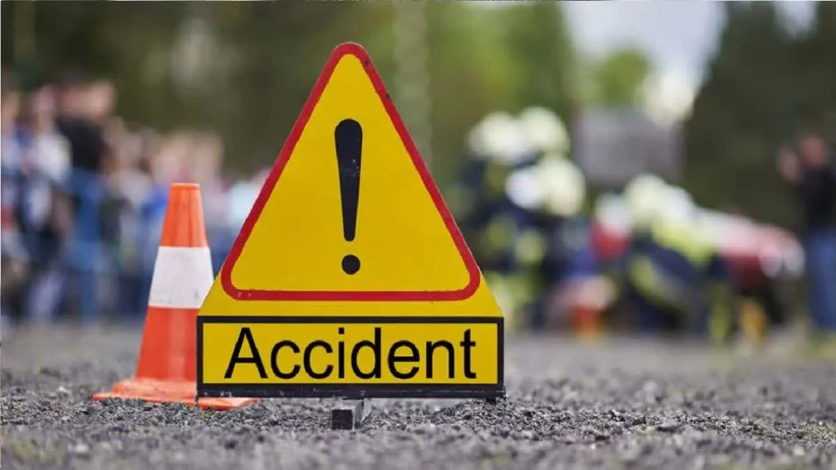 Bareilly: अज्ञात वाहन ने टेंपो को मारी टक्कर, छात्र की मौत, 4 घायल