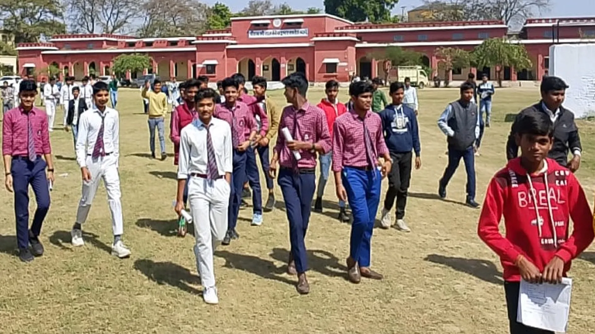 बदायूं : 2,388  विद्यार्थियों ने छोड़ी गृह और रसायन विज्ञान की परीक्षा 