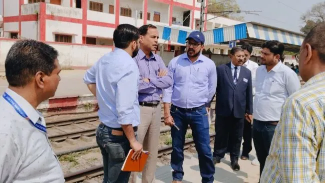 शाहजहांपुर: डीआरएम ने किया रेलवे स्टेशन का निरीक्षण, 20 दिन में प्लेटफार्म तैयार करने का आदेश