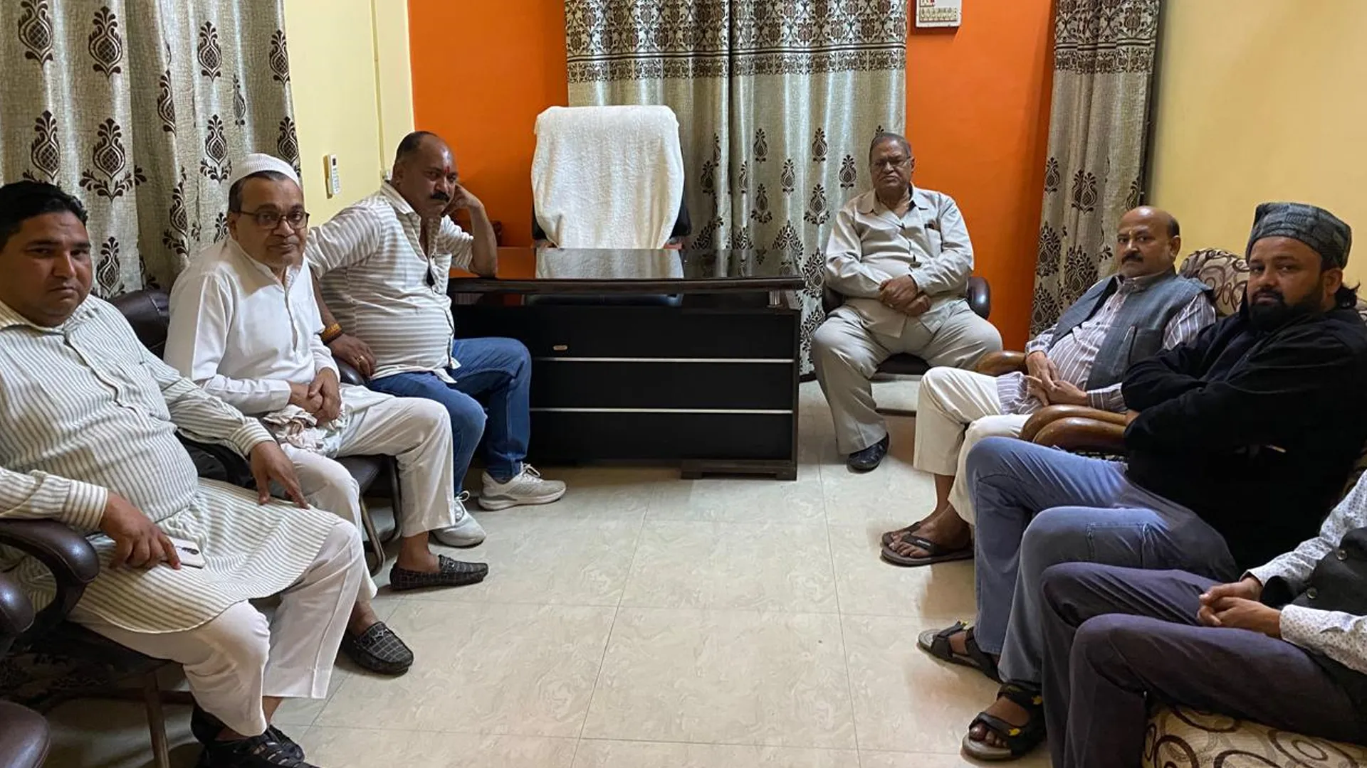 कासगंज : शपथ ग्रहण और व्यापारी सम्मेलन की तैयारी पर हुआ मंथन