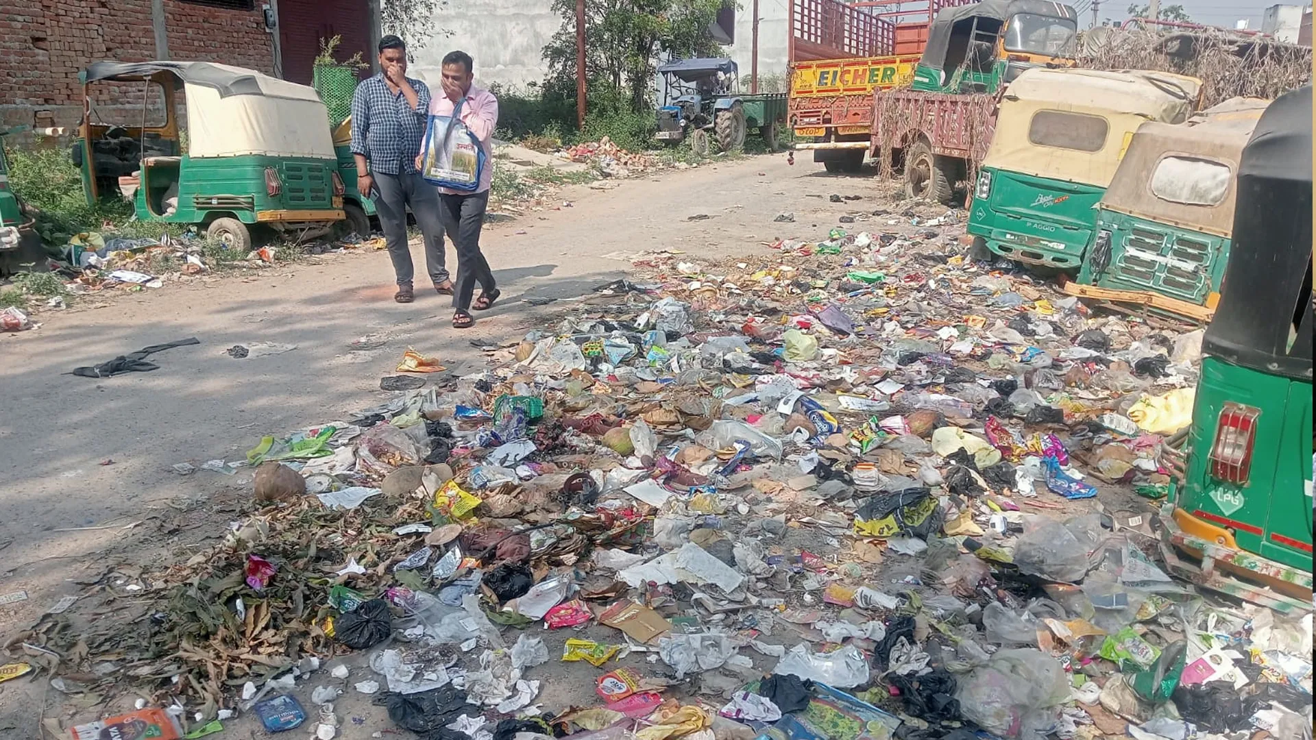 कासगंज : शहर के आवास विकास कॉलोनी में साफ सफाई व्यवस्था ध्वस्त, दुर्गंध से लोग परेशान