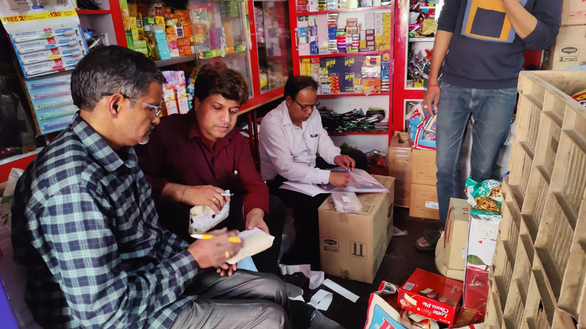 शाहजहांपुर : खाद्य सुरक्षा विभाग का सघन चेकिंग अभियान, पांच दुकानों पर छापा...भरे 10 नमूने