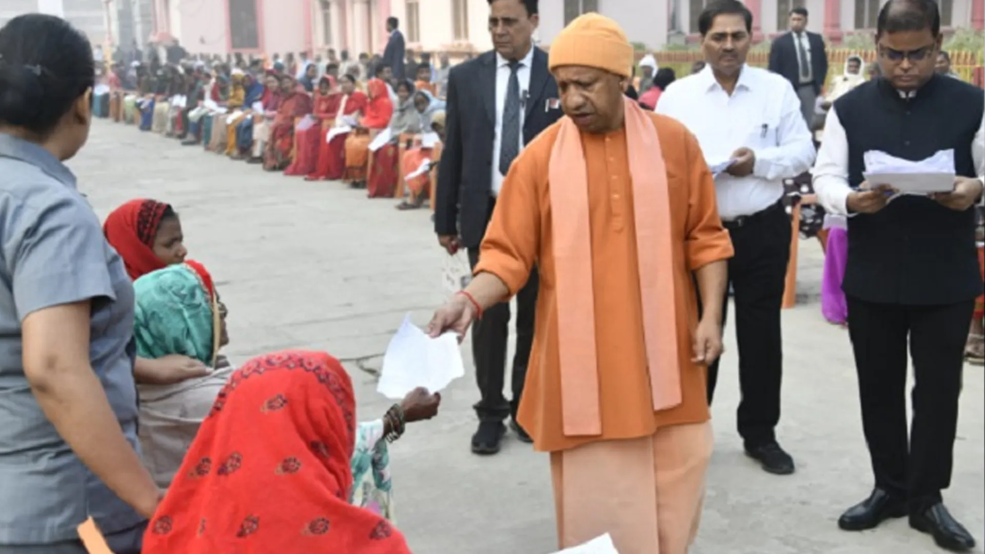 Bareilly: अफसर गंभीरता से नहीं सुन रहे शिकायतें...किराया खर्च कर योगी दरबार पहुंच रहे फरियादी