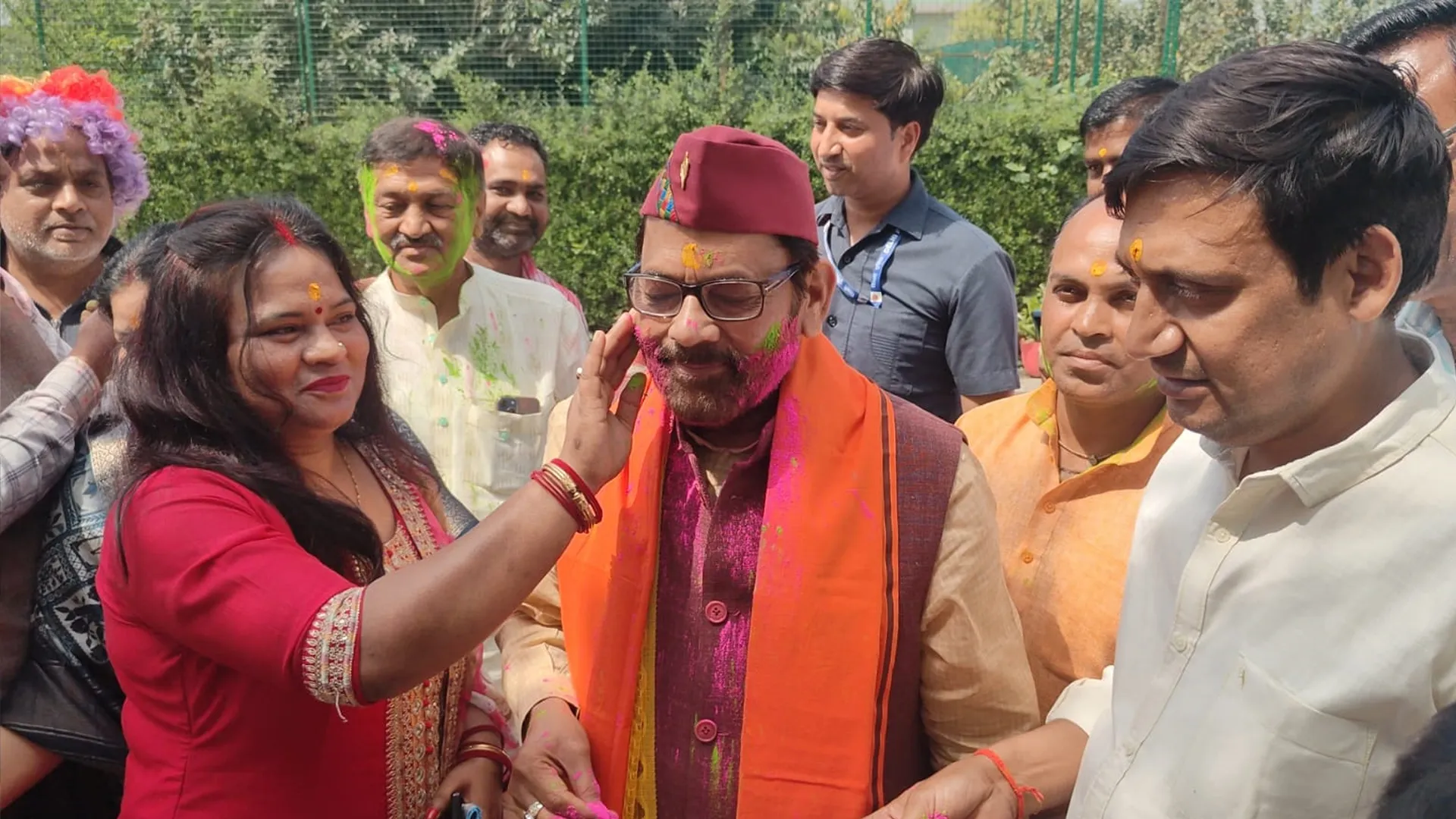 रामपुर : मुख्तार अब्बास नकवी ने भाजपाइयों के साथ खेली होली, गुलाल लगाकर दी बधाई