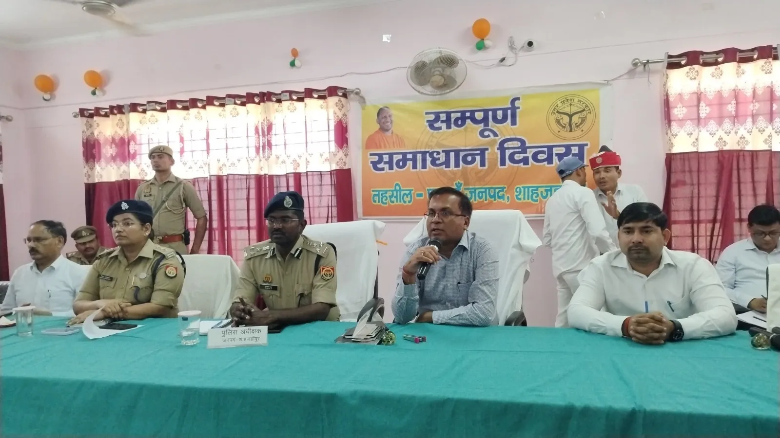 शाहजहांपुर: पुवायां में समाधान दिवस पर डीएम ने की समस्याओं की सुनवाई, अधिकारियों को दिए सख्त निर्देश