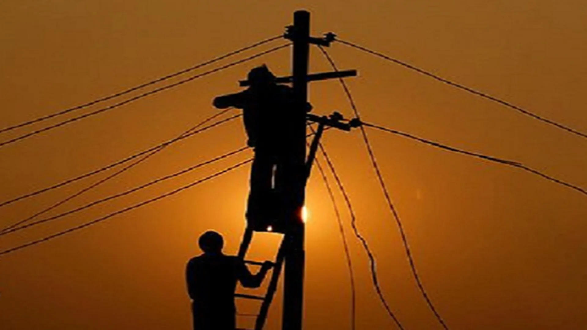 संभल : बिल जमा नहीं करने पर काटी आधे गांव की बिजली, चार सौ परिवारों के घरों में अंधेरा