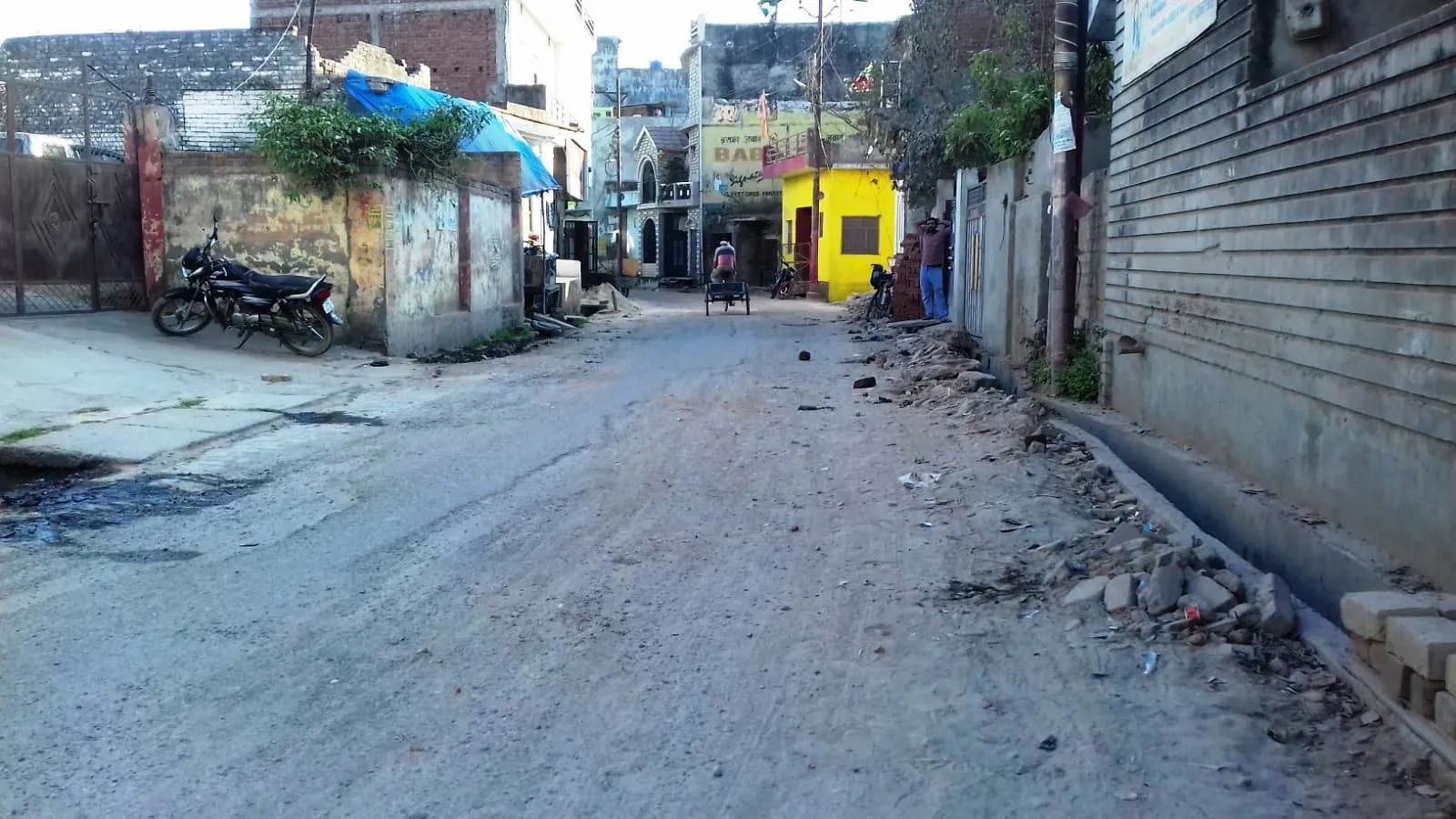  लखीमपुर खीरी: रेलवे स्टेशन और बस अड्डे जाने वाली सड़क पर गड्ढे, यात्री परेशान