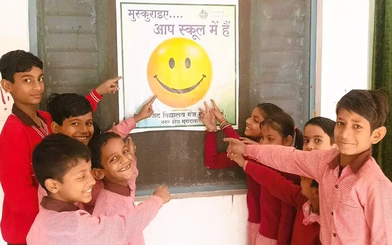 Moradabad : मुस्कराइए, आप स्कूल में हैं...के पोस्टर से दे रहे सकारात्मक संदेश