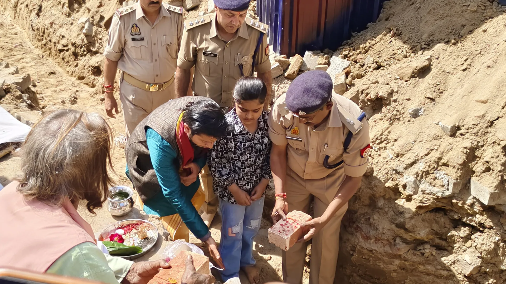 संभल : ब्राहृमणों ने किया मंत्रोच्चार, मुस्लिम बच्ची ने रखी पहली ईंट
