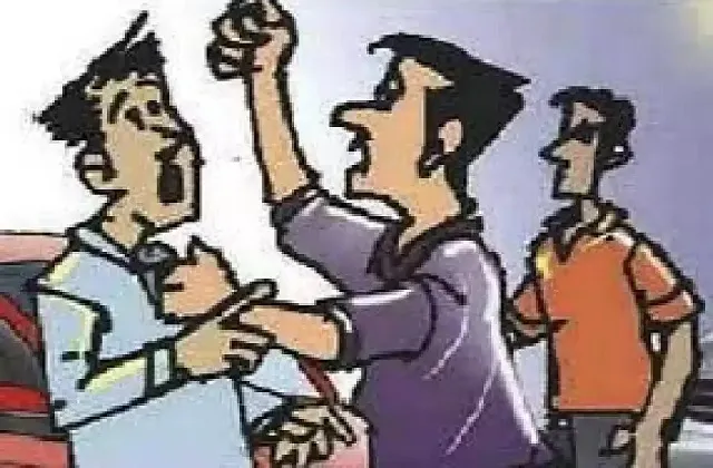 पानी की बर्बादी पर दुकानदार को गिरा-गिरा कर पीटा   