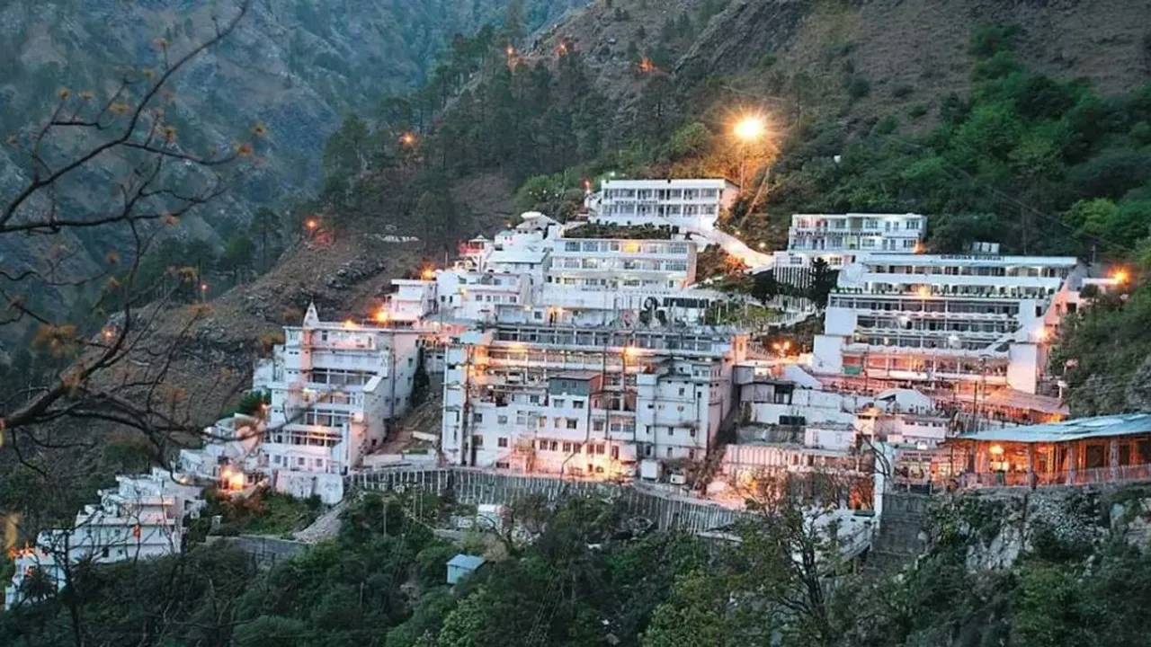 Chaitra Navratri 2025: कड़ी सुरक्षा-व्यवस्था के बीच तीर्थयात्रियों ने किया माता वैष्णोदेवी की पूजा-अर्चना 