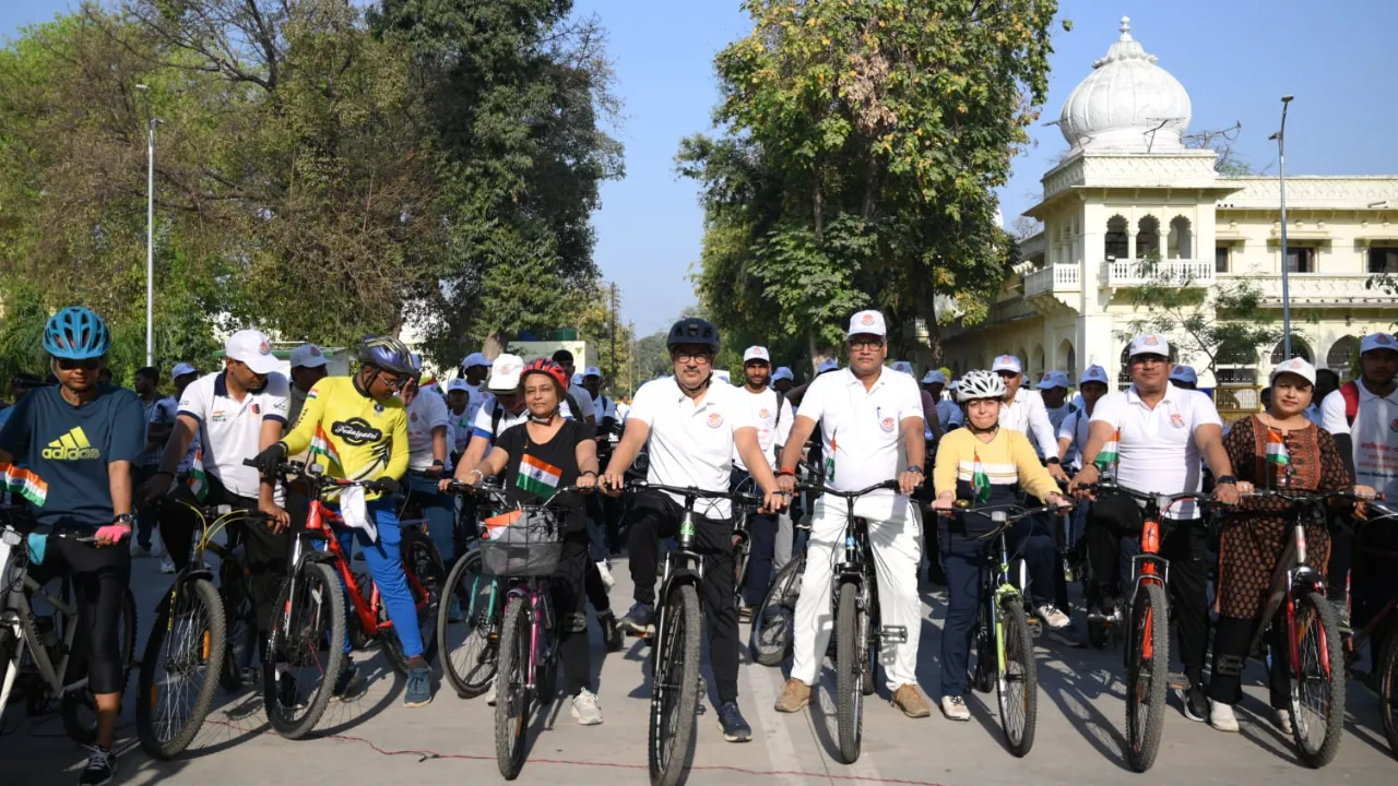 Lucknow News: एक देश नेक देश, प्रगति पथ पर हमारा देश... शुरू हुई छात्रों की साइकल रैली 