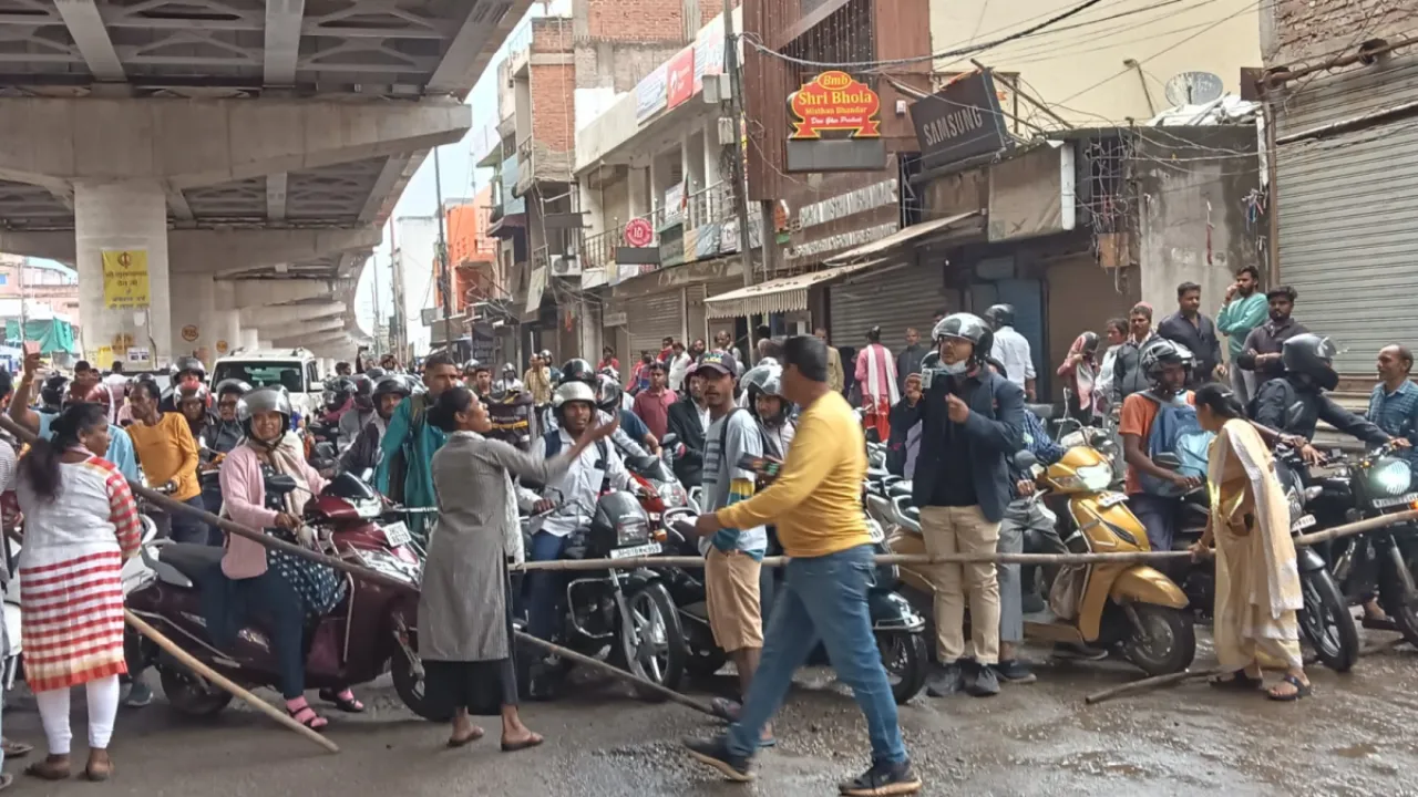 रांची बंद से परेशान लोग, सड़कों पर लाठी-डंडे लेकर उतरें लोग