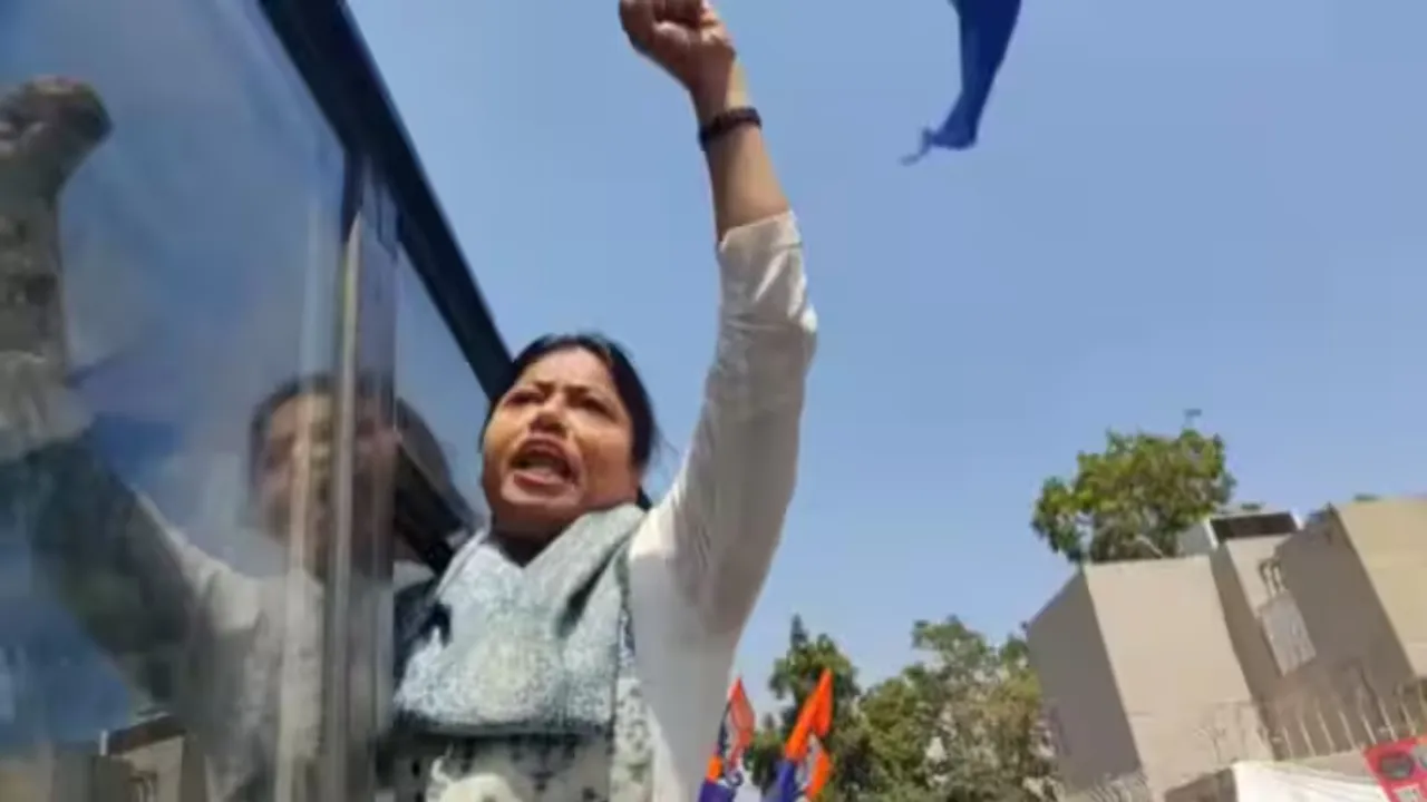 रामजीलाल सुमन के आवास हुए हमले के विरोध में पल्लवी पटेल ने किया प्रदर्शन, पुलिस ने लिया हिरासत में