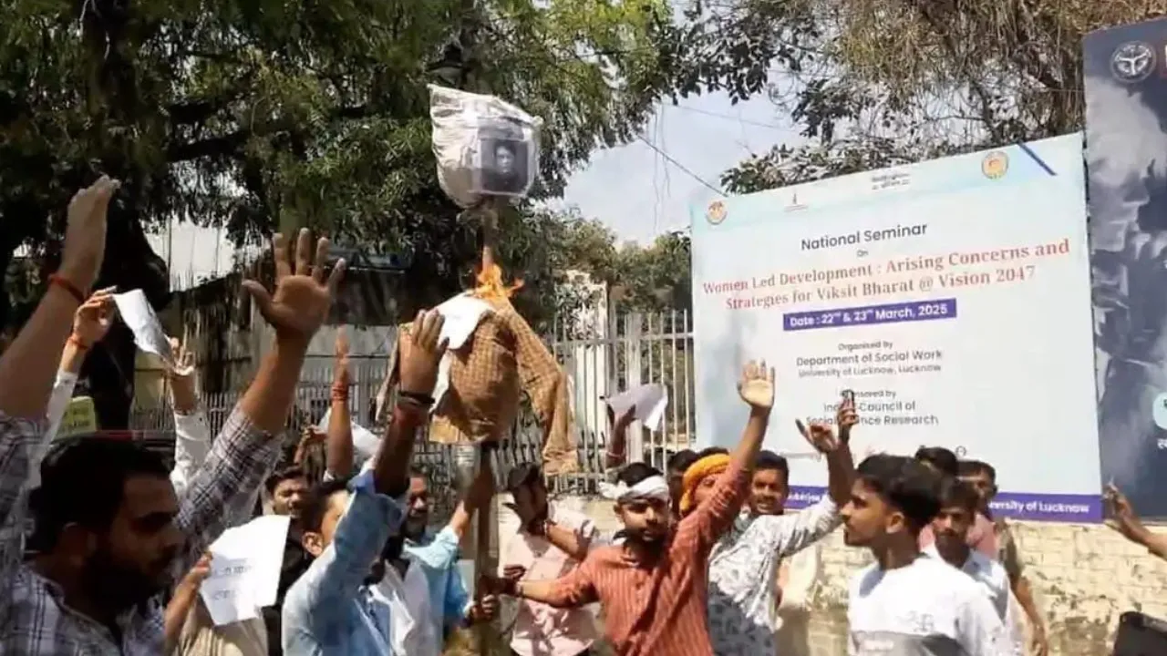 राणा सांगा टिप्पणी विवाद पर लखनऊ यूनिवर्सिटी में भड़का जनाक्रोश, छात्रों ने फूंका सपा सांसद का पुतला 