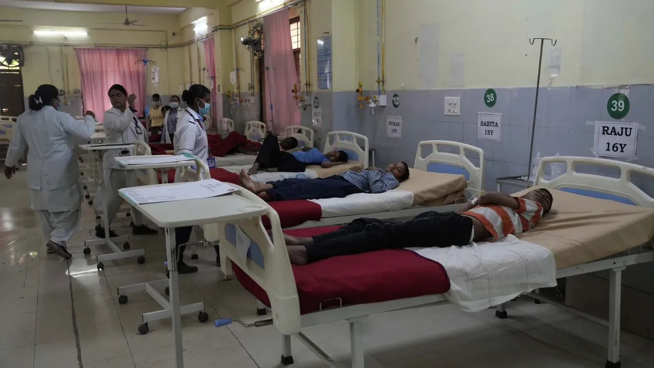 लोकबंधु अस्पताल पहुंचे सीएम योगी, जाना बच्चों का हाल, डॉक्टर को दिए बेहतर इलाज के निर्देश