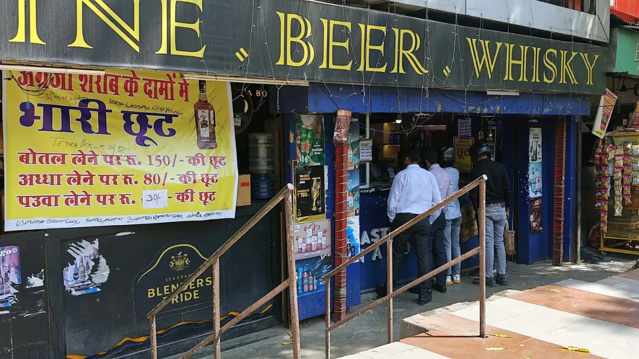 लखनऊः पोस्टर लगाकर बेची जा रही छूट पर शराब, चंद कदमों पर पुलिस चौकी, पुलिसकर्मी मौन